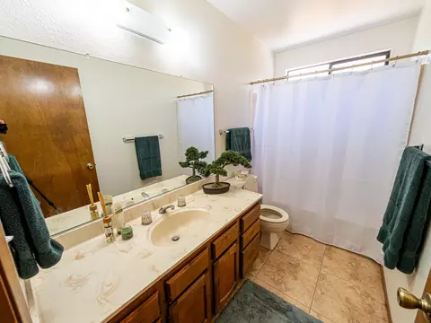 Bath - 839 Oakmont Dr, Redding, CA 96003 photo 1 of 3