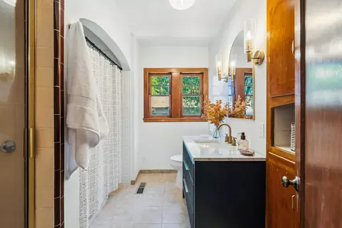 Bath - 1941 Canby Rd, Redding, CA 96002 photo 4 of 6