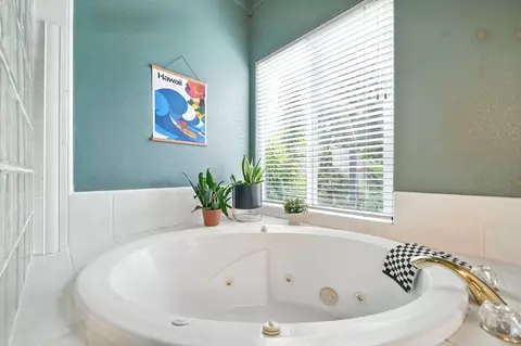 Bath - 2433 Cumberland Dr, Redding, CA 96001 photo 2 of 4
