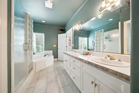 Bath - 2433 Cumberland Dr, Redding, CA 96001 photo 1 of 4
