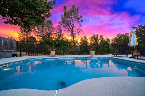 Exterior - 2433 Cumberland Dr, Redding, CA 96001 photo 2 of 8