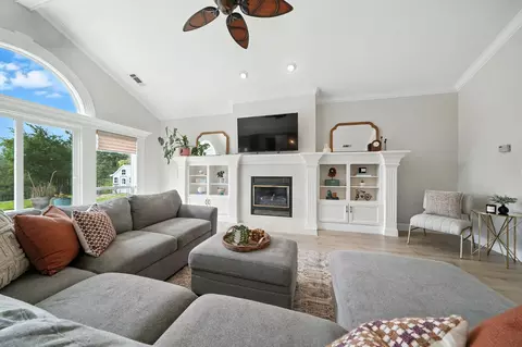 Living - 2433 Cumberland Dr, Redding, CA 96001 photo 2 of 2