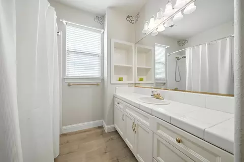 Bath - 2433 Cumberland Dr, Redding, CA 96001 photo 3 of 4