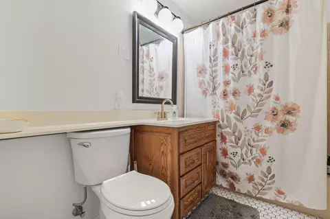 Bath - 2155 Paris Ave, Redding, CA 96001 photo 2 of 3