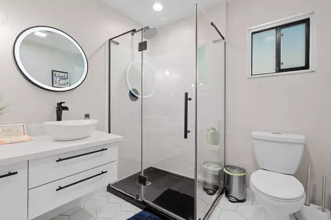Bath - 2155 Paris Ave, Redding, CA 96001 photo 3 of 3