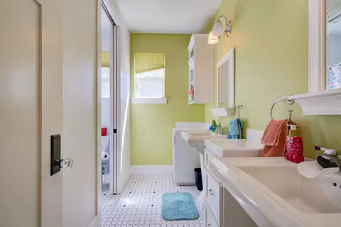 Bath - 4236 Rutgers Pl, Redding, CA 96001 photo 4 of 5