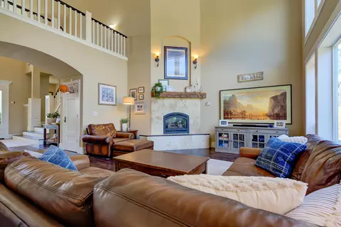 Living - 4236 Rutgers Pl, Redding, CA 96001 photo 2 of 2