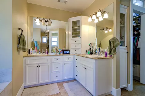 Bath - 4236 Rutgers Pl, Redding, CA 96001 photo 2 of 5