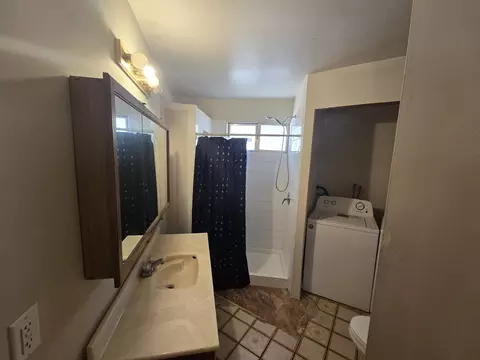 Bath - 18353 Old Oasis Rd, Redding, CA 96003 photo 1 of 3