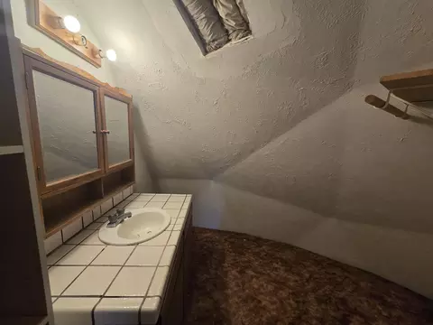 Bath - 18353 Old Oasis Rd, Redding, CA 96003 photo 3 of 3