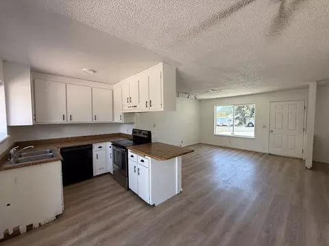 Living - 1062 Moss Creek Rd, Redding, CA 96003 photo 2 of 4