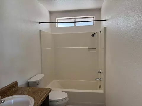 Bath - 1062 Moss Creek Rd, Redding, CA 96003 photo 1 of 2