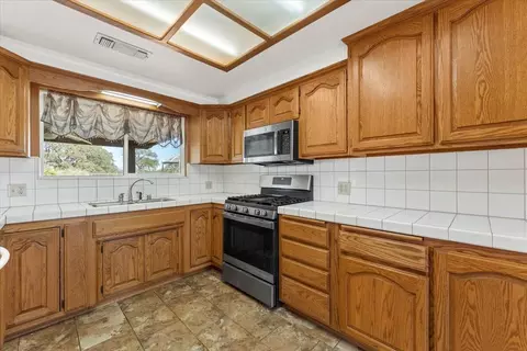 Kitchen - 9297 Escondido Ln, Redding, CA 96002 photo 2 of 4