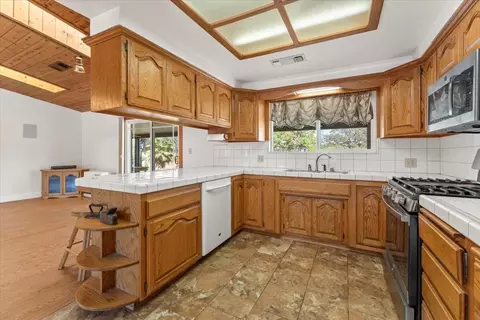 Kitchen - 9297 Escondido Ln, Redding, CA 96002 photo 3 of 4