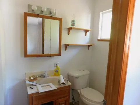 Bath - 250 San Joaquin Dr, Red Bluff, CA 96080 photo 2 of 2