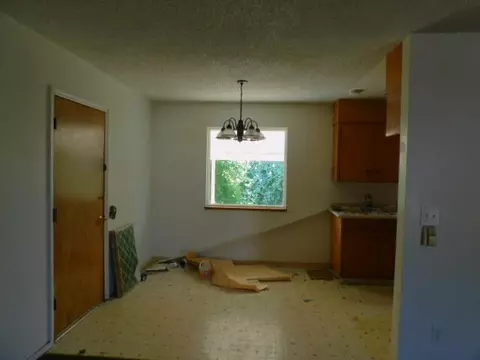 Living - 250 San Joaquin Dr, Red Bluff, CA 96080 photo 2 of 2