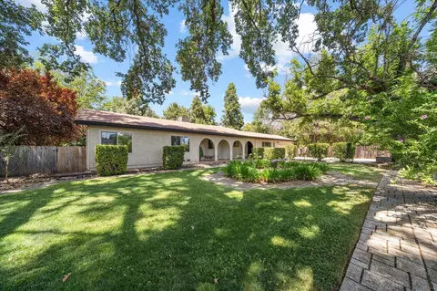 8212 Green Acres Ln, Redding, CA 96002