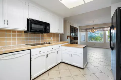 Kitchen - 4053 Remington Dr, Redding, CA 96001 photo 3 of 4
