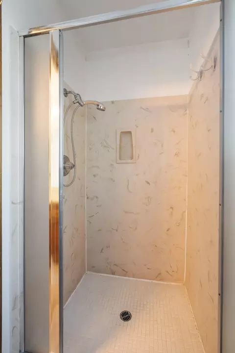Bath - 4053 Remington Dr, Redding, CA 96001 photo 3 of 5