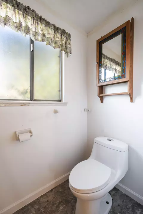 Bath - 4053 Remington Dr, Redding, CA 96001 photo 2 of 5
