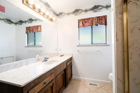 Bath - 4053 Remington Dr, Redding, CA 96001 photo 5 of 5