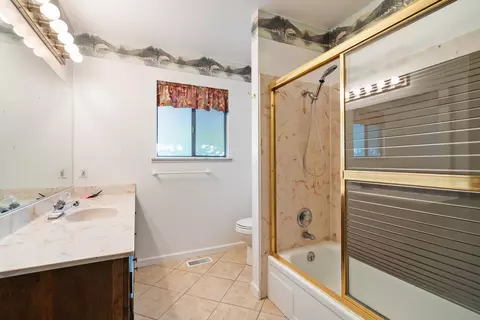 Bath - 4053 Remington Dr, Redding, CA 96001 photo 4 of 5