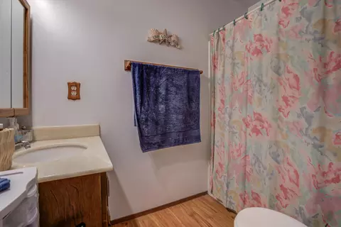 Bath - 18581 Tolen Dr, Redding, CA 96003 photo 1 of 2