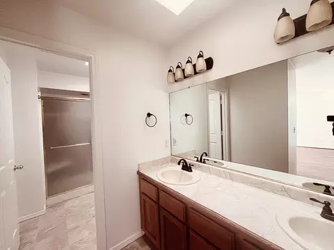 Bath - 11556 La Costa Ct, Redding, CA 96003 photo 2 of 3