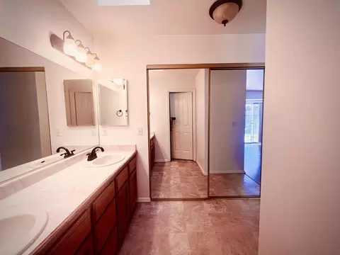 Bath - 11556 La Costa Ct, Redding, CA 96003 photo 3 of 3