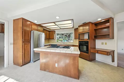 Kitchen - 16593 Vladimir Ct, Redding, CA 96001 photo 1 of 2