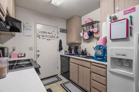 Kitchen - 2520 Jason Ct, Anderson, CA 96007 photo 1 of 2