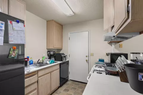 Kitchen - 2520 Jason Ct, Anderson, CA 96007 photo 2 of 2