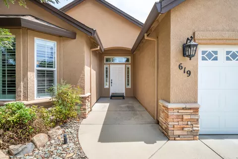 619 Casa Buena St, Redding, CA 96003 photo 2