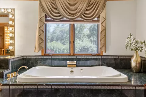 Bath - 2535 Phil Ct, Redding, CA 96002 photo 5 of 11