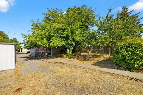 Exterior - 2252 Waldon St, Redding, CA 96001 photo 5 of 8