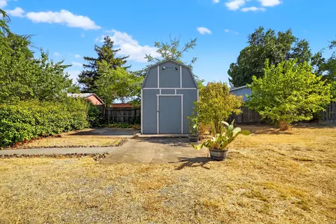 Exterior - 2252 Waldon St, Redding, CA 96001 photo 6 of 8
