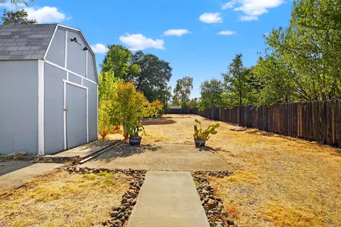 Exterior - 2252 Waldon St, Redding, CA 96001 photo 7 of 8