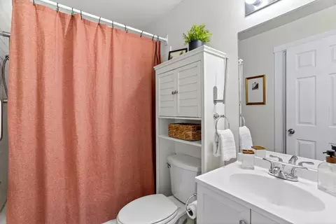 Bath - 2252 Waldon St, Redding, CA 96001 photo 2 of 2