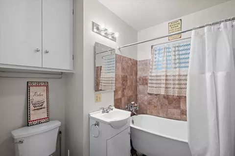 Bath - 2986 Yana Ave, Redding, CA 96002 photo 2 of 2