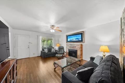 Living - 2986 Yana Ave, Redding, CA 96002 photo 2 of 3