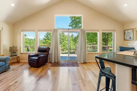 8000 Osprey Ln, Weed, CA 96094 photo 2