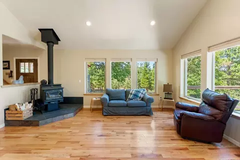8000 Osprey Ln, Weed, CA 96094 photo 10