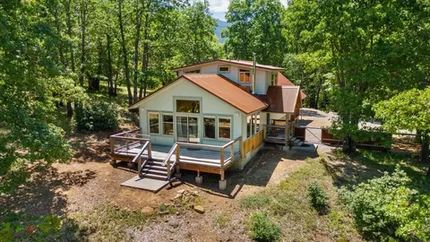 8000 Osprey Ln, Weed, CA 96094