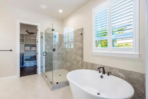 Bath - 875 Wind Cove Dr, Redding, CA 96001 photo 1 of 2