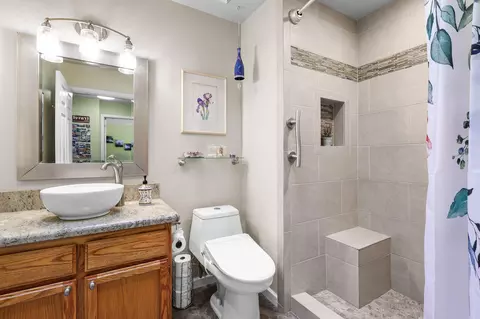 Bath - 2788 Summerbreeze Pl, Redding, CA 96001 photo 2 of 2