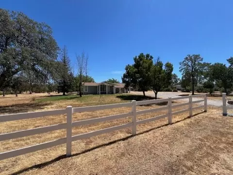 Exterior - 10293 Candy Cane Ln, Redding, CA 96003 photo 2 of 4