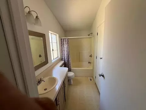 Bath - 10293 Candy Cane Ln, Redding, CA 96003 photo 2 of 2