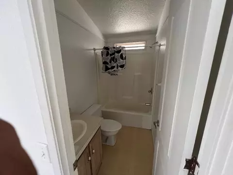 Bath - 10293 Candy Cane Ln, Redding, CA 96003 photo 1 of 2