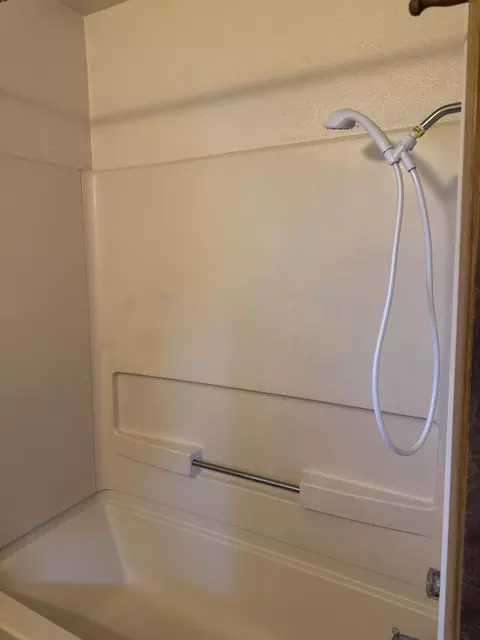 Bath - 4056 Cirrus St, Redding, CA 96002 photo 2 of 3