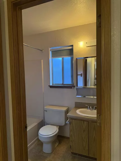 Bath - 4056 Cirrus St, Redding, CA 96002 photo 3 of 3
